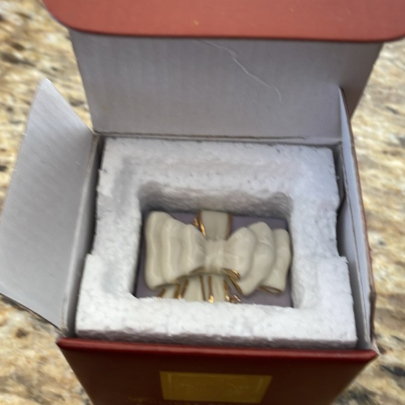 🌎 Lenox Holiday Traditions Lavender Present - Picture 10 of 14